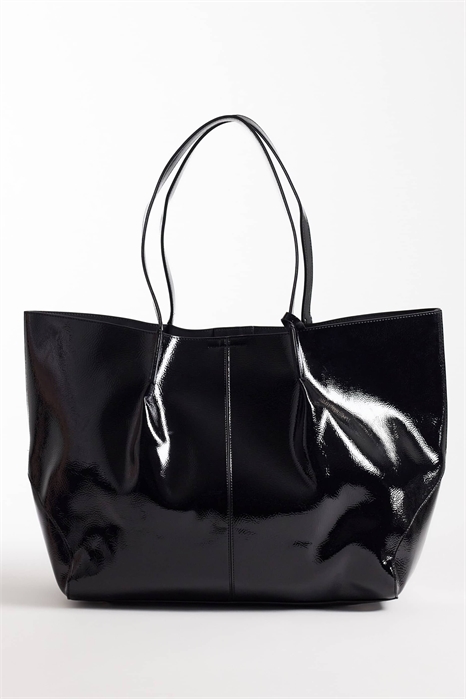 Объемная сумка из лакированной кожи с кармашком на молнии артикул 152189369