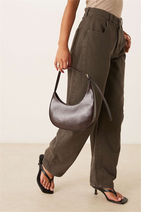 Асимметричная сумка через плечо с вырезом и пряжкой артикул 148195896