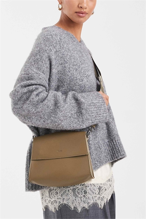 Классическая сумка через плечо с откидной крышкой артикул 149107078