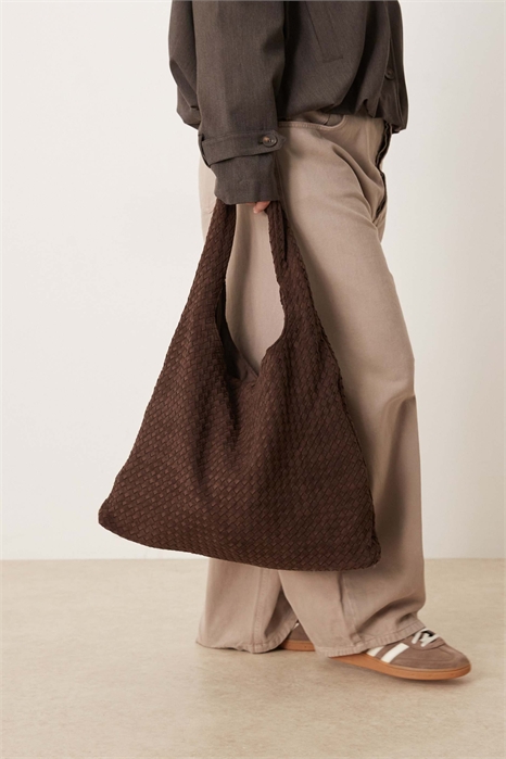 Большая сумка через плечо из искусственной замши с плетеным узором и свободным кроем артикул 153151194