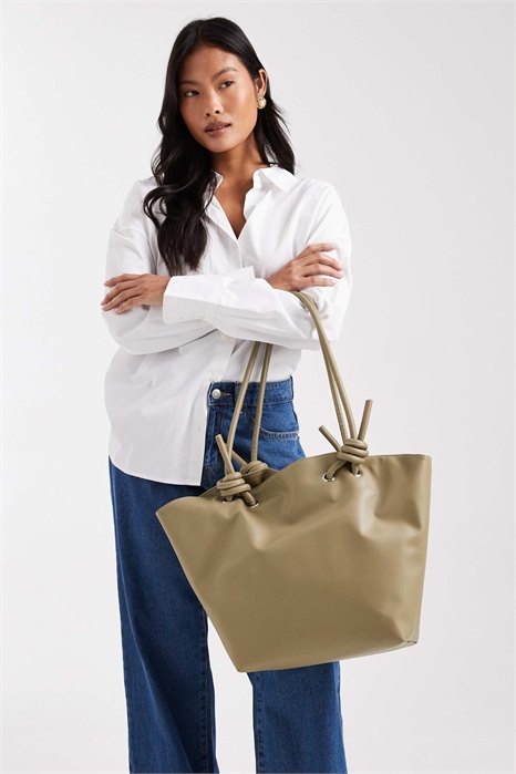 Сумка-тоут из искусственной кожи с узелком артикул 151096031