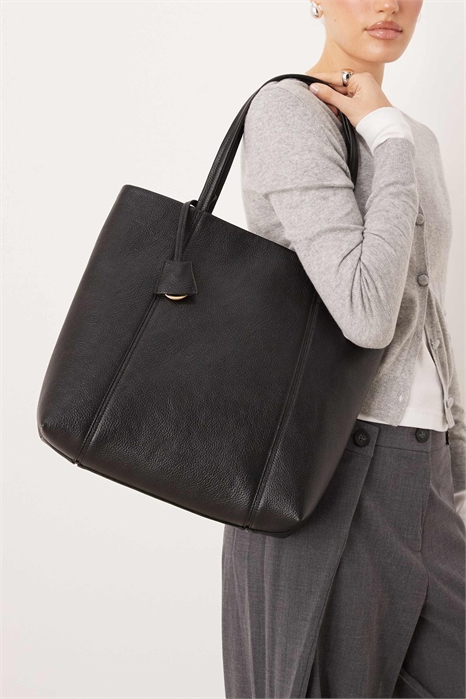 Сумка-тоут с подвеской артикул 154312460