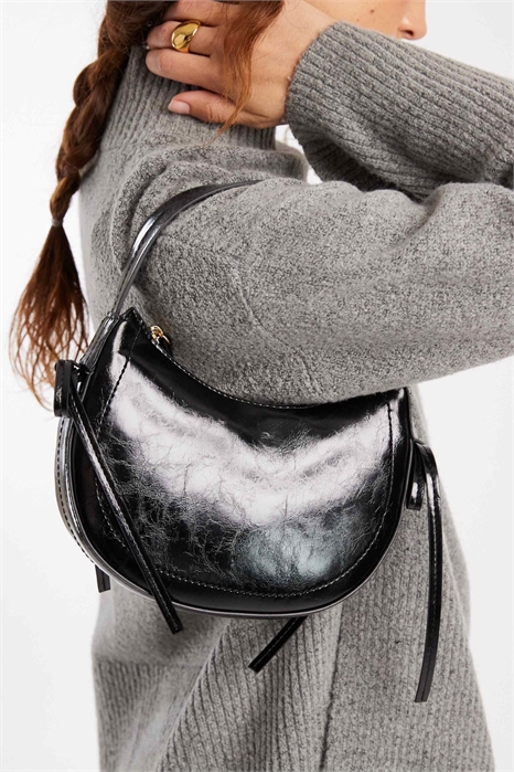 Сумка через плечо в форме полумесяца с бантиками по бокам артикул 150431411