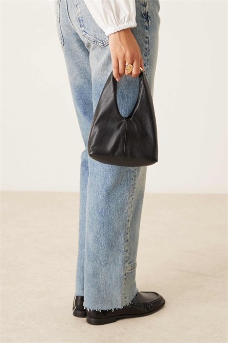 Сумка свободного кроя из искусственной кожи с броской золотой ручкой артикул 151057376