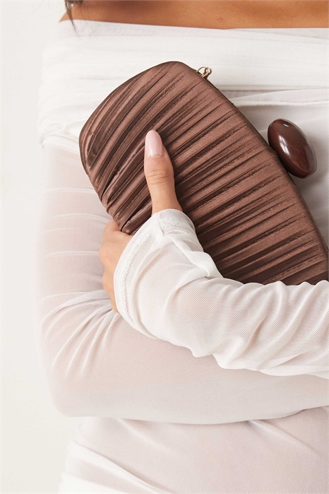 Клатч из плиссированного атласа артикул 149078175