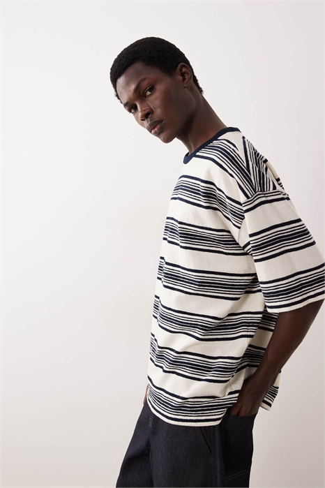 Объемная футболка из плотной ткани с текстурным рисунком в полоску артикул 153408027