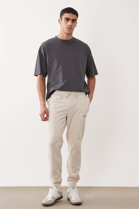 Джоггеры прямого кроя с отворотами и логотипом артикул 153910409