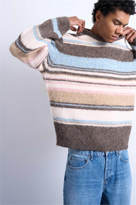 Свитер свободного кроя из мягкого трикотажа в полоску артикул 151024575