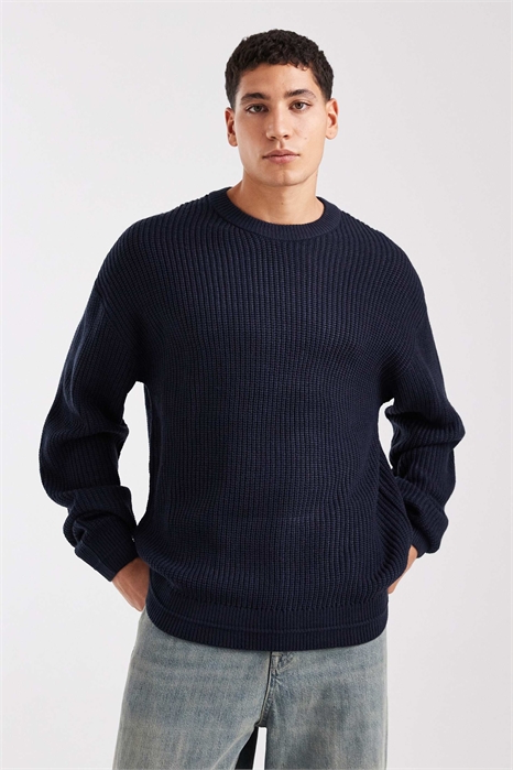 Свитер из крупной вязки свободного кроя артикул 149143993