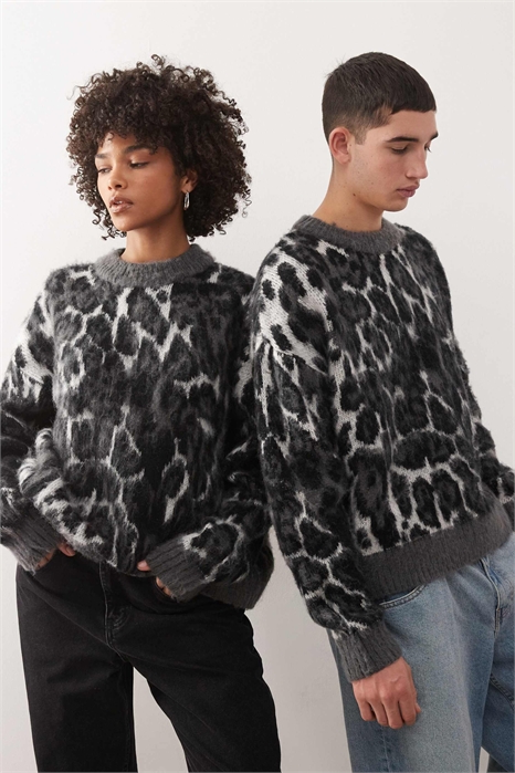 Универсальный свитер прямого кроя с круглым вырезом и леопардовым принтом артикул 144016569