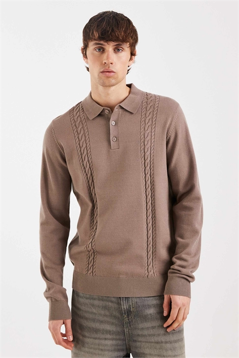 Трикотажное поло с узором «коса» артикул 154867564