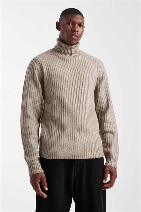 Свитер с высоким воротником и косой вязкой артикул 149999698