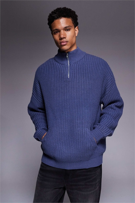 Объемный свитер из плотного трикотажа с полузастежкой-молнией артикул 147695436