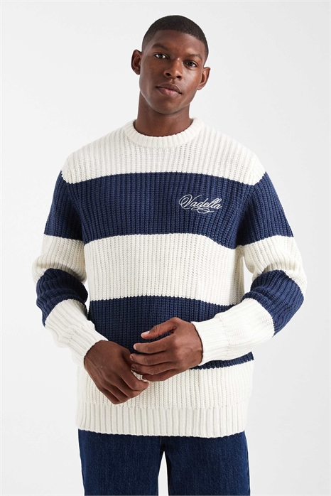 Свободный трикотажный свитер с круглым вырезом и вышивкой «Ваделла» артикул 151187316