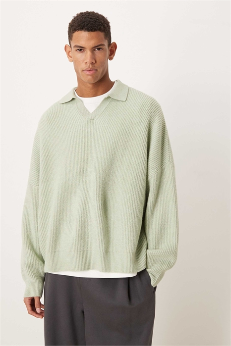 Свитер с вырезом на шее, выполненный в технике «рыбацкая резинка», с очень свободным кроем и прямоугольной формой артикул 153403188