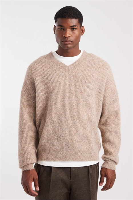 Свитер из шерстяной смеси с V-образным вырезом и свободным кроем артикул 147472183
