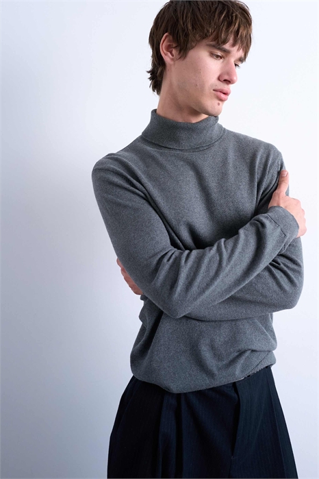 Незаменимый трикотажный свитер с высоким воротником артикул 142400372