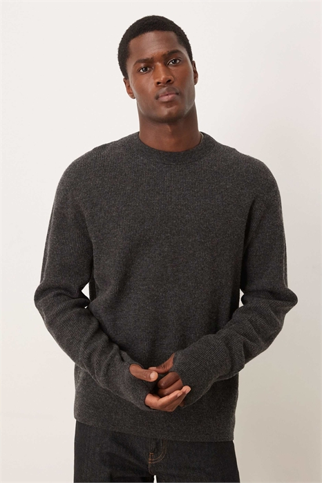Теплый шерстяной свитер с круглым вырезом и ребристой отделкой, с манжетами на запястьях и отверстиями для больших пальцев артикул 153664602