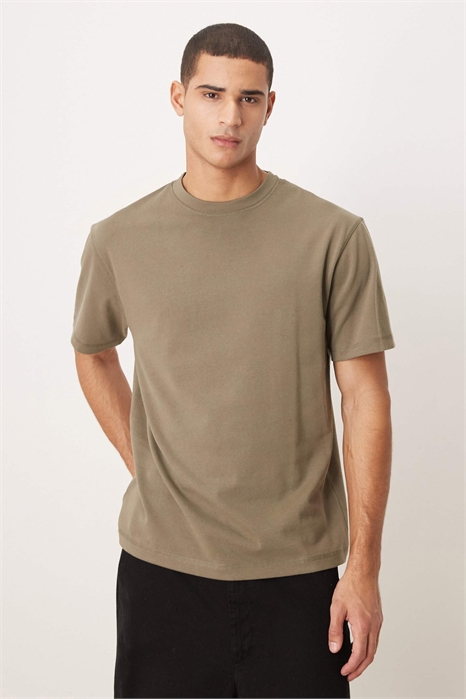 Свободная футболка из плотной ткани артикул 150343766