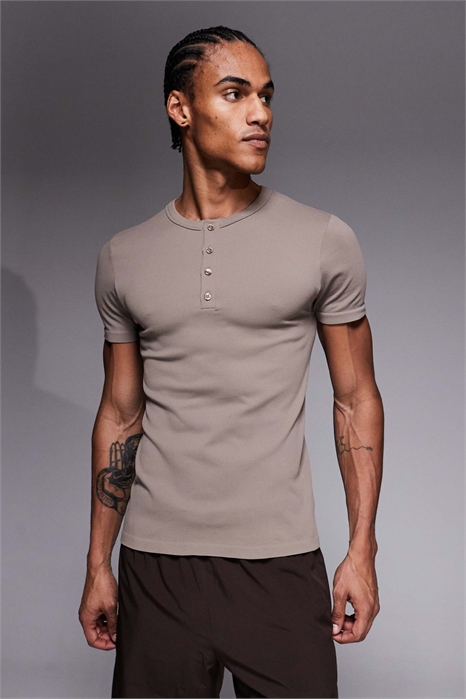 Футболка-хенли с бесшовной ребристой отделкой и зауженным кроем артикул 153363745