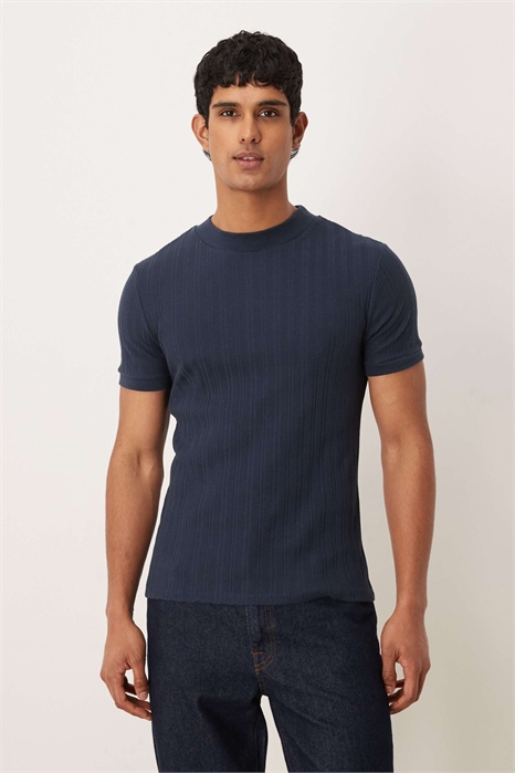 Футболка облегающего кроя с высоким воротником артикул 150932246