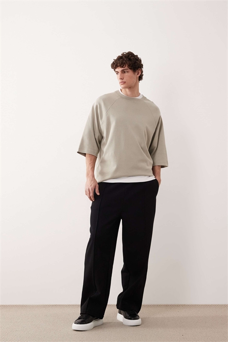 Джоггеры свободного кроя из очень плотной ткани артикул 154084700