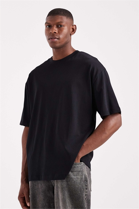 Объемная футболка свободного кроя артикул 149966230