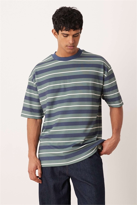 Объемная футболка свободного кроя артикул 148667568