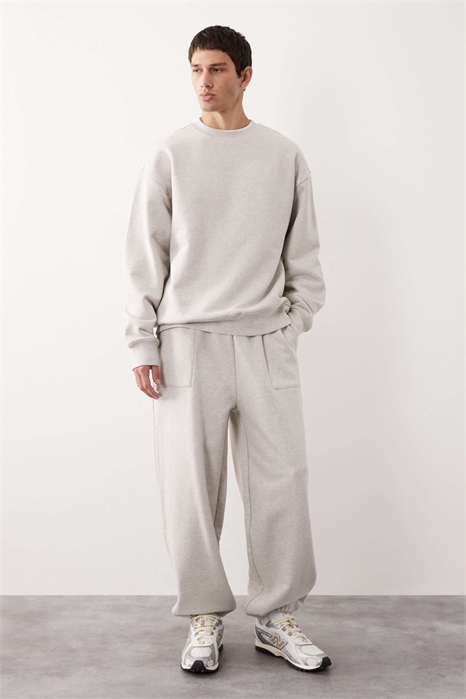 Джоггеры с широкими манжетами и очень плотной тканью артикул 148781508