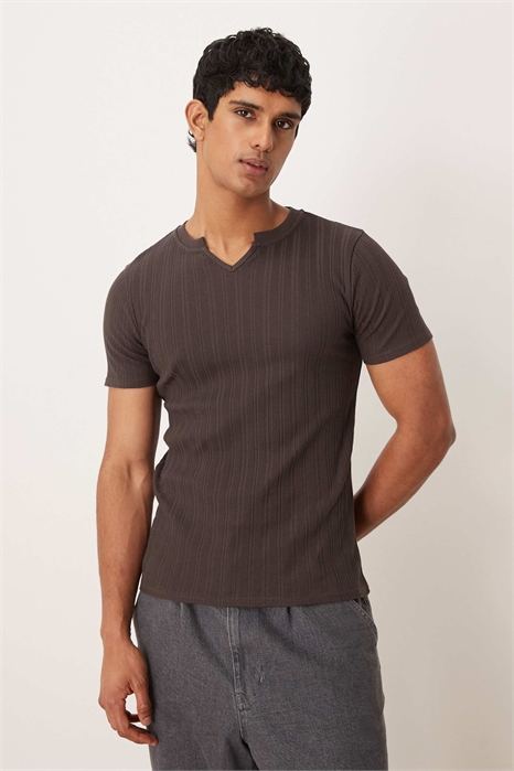 Футболка облегающего кроя с вырезом артикул 150938069