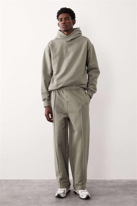 Джоггеры свободного кроя из очень плотной ткани артикул 148781504