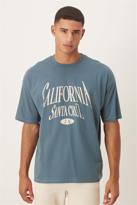 Футболка свободного кроя с принтом в виде городского пейзажа артикул 148512191