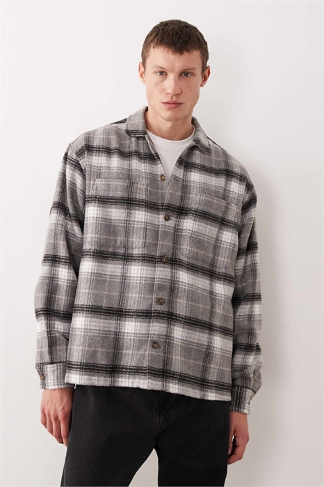 Рубашка свободного кроя с крупным клетчатым принтом из плотной ткани артикул 147474015