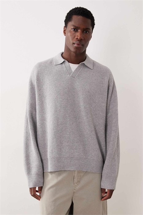 Свитер с вырезом на шее, выполненный в технике «рыбацкая резинка», с очень свободным кроем и прямоугольной формой артикул 152664787