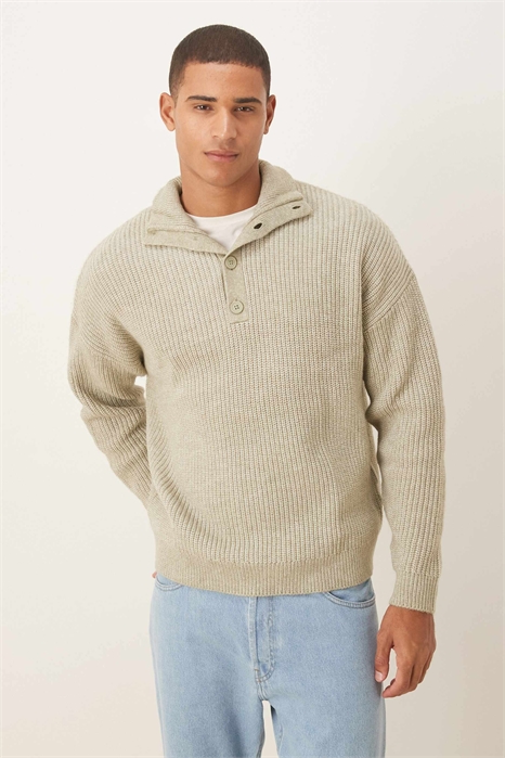 Свободный вязаный свитер на пуговицах артикул 149996481