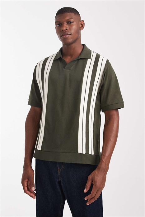 Полуширокая рубашка-поло свободного кроя из плотной ткани с вставками артикул 149142008