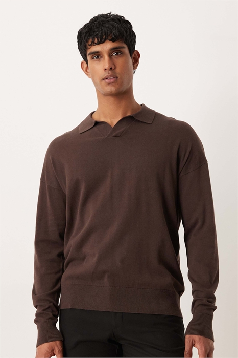 Полуформальная трикотажная рубашка-поло с длинными рукавами и вырезом артикул 142325884