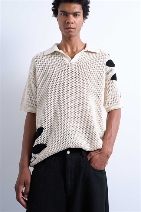 Полуприталенная поло-рубашка с воротником-ревер, связанная крючком, с цветочной вышивкой на корпусе и рукавах артикул 141531775