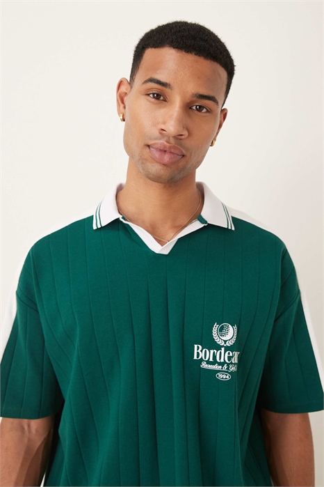 Поло свободного кроя с спортивным рисунком на груди артикул 142326054