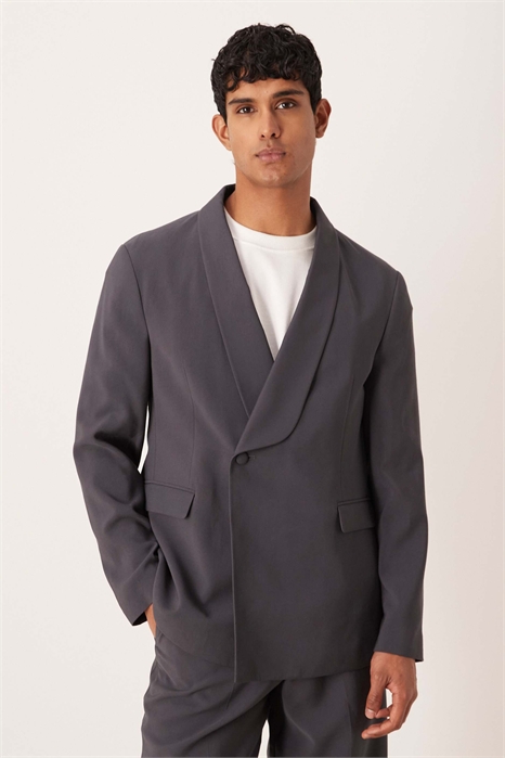 Двубортный смокинг с классическим кроем артикул 148300914