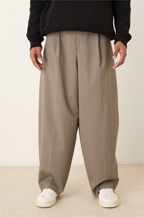 Стильные брюки с заутюженными складками и сильно зауженным кроем артикул 148442751