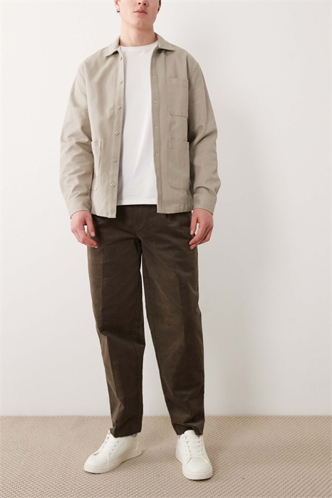 Стильные брюки свободного кроя с зауженными штанинами, изготовленные из ткани с высоким содержанием хлопка и с плиссировкой артикул 150227195