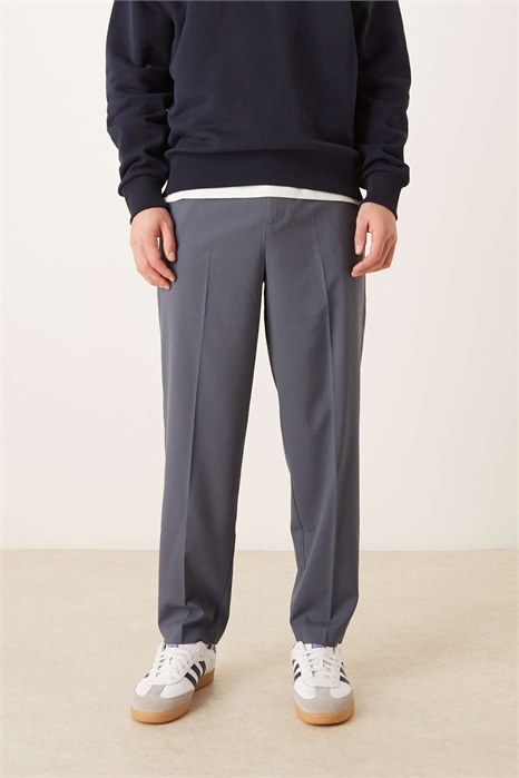 Стильные брюки свободного кроя с зауженными штанинами артикул 150388715