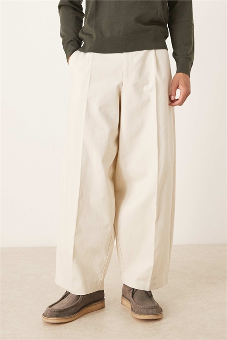 Стильные брюки из 100% хлопка с сильно зауженным кроем и складками спереди артикул 146142427