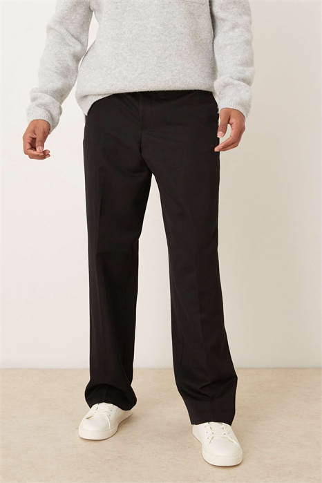 Стильные брюки с широкими брючинами и акцентом на задних карманах артикул 149927657