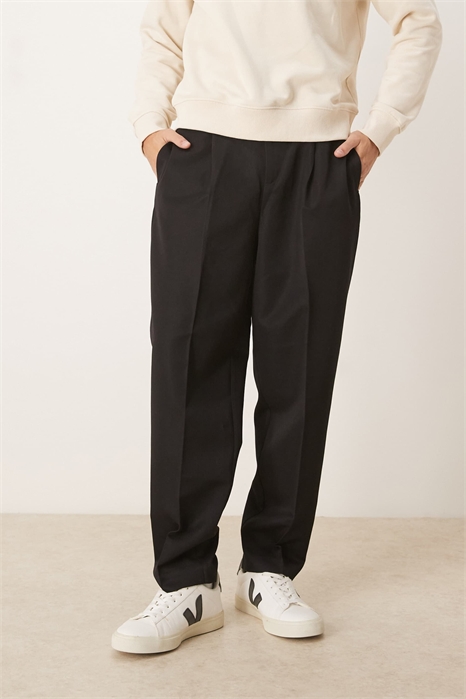 Стильные брюки с заутюженными складками, свободного кроя и зауженные к низу, с эластичным поясом артикул 149928264