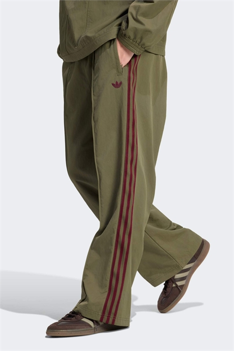 Спортивные штаны в стиле бриткор артикул 156135139