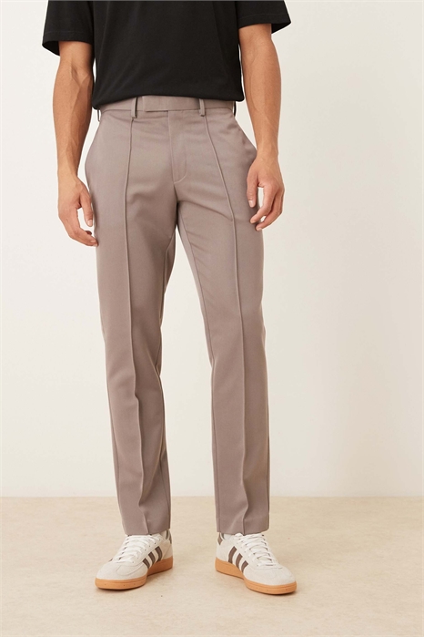 Стильные узкие брюки с отложными складками артикул 151057642