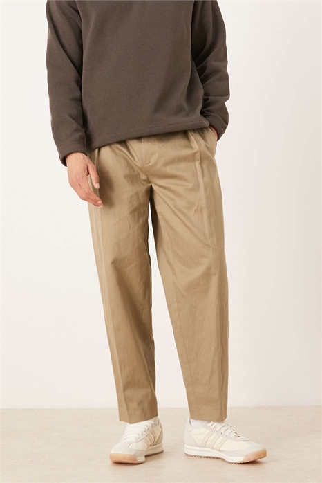 Стильные брюки оверсайз с зауженным кроем из высококачественной смесовой ткани с плиссировкой артикул 150388712