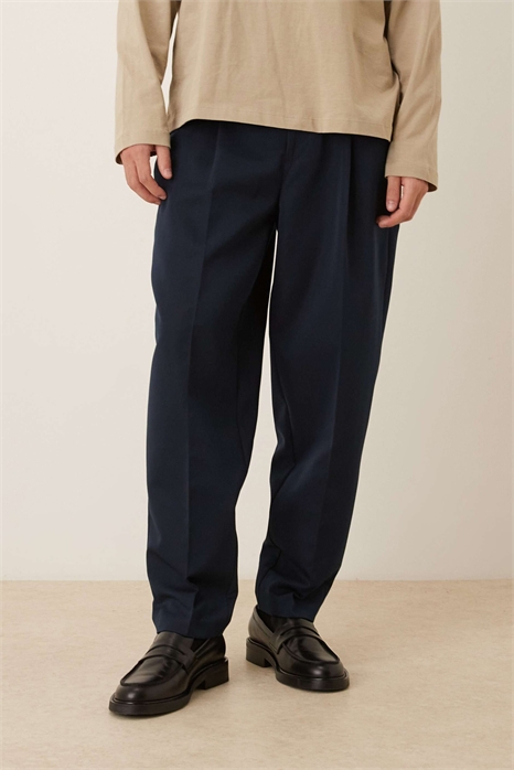 Стильные широкие брюки зауженного кроя с эластичным поясом артикул 150832900